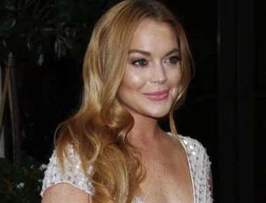 H Lindsay Lohan με λαμπάκια στα μαλλιά στη Μύκονο (βίντεο)